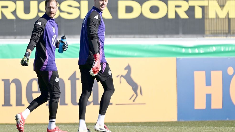 Oliver Baumann (l) und Alexander Nübel beim Training. Wer steht gegen Italien im Tor? Foto: Federico Gambarini/dpa