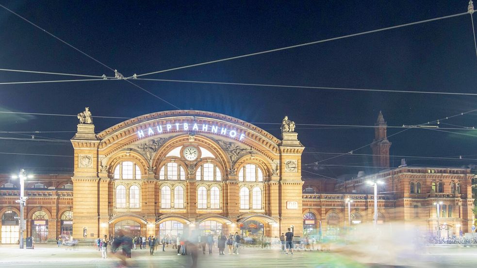 Erneut hat die Bundespolizei zusammen mit anderen Sicherheitsbehörden Passanten im Bremer Hauptbahnhof auf Waffen und gefährliche Gegenstände hin untersucht. Foto: imago images / Volker Preusser