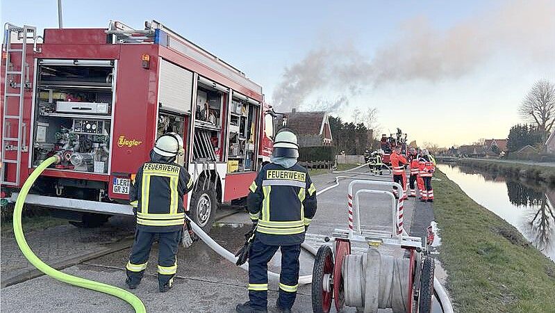 Die Straße war für die Zeit der Löscharbeiten gesperrt.