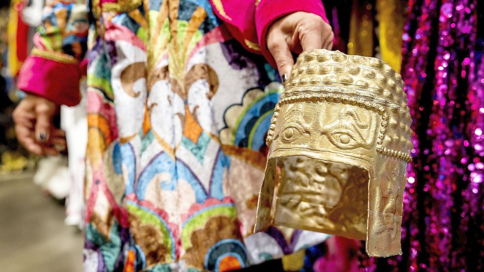 Das Original des goldenen Helms von Cotofenesti ist weiterhin verschwunden. Doch in den Niederlanden wurden zum Karneval bereits Repliken aus Kunststoff verkauft. Foto: Van Weel/ANP/Imago Images