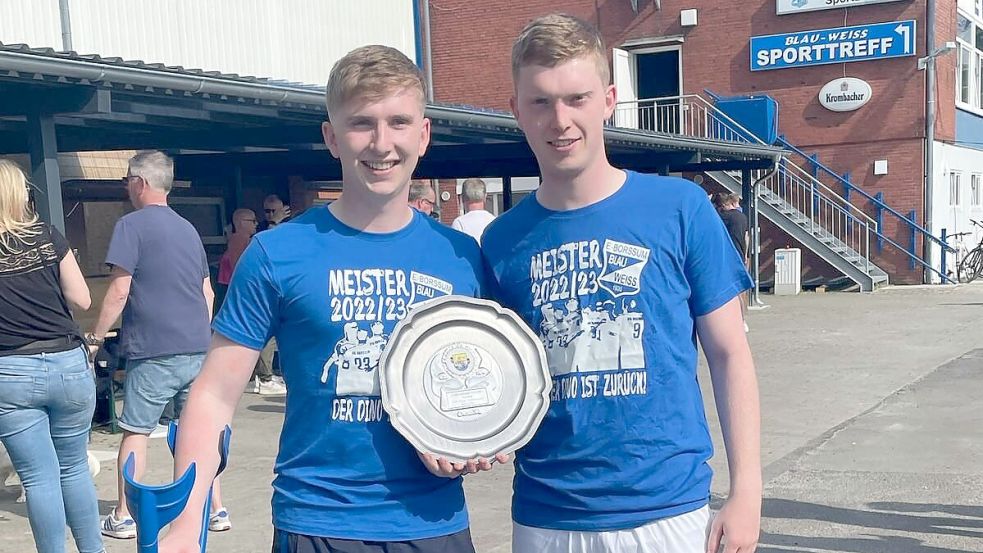 Die Brüder Jos (links) und Till Jakobs (rechts) sind mit der 1. Fußball-Herren von BW Borssum 2023 souverän Ostfrieslandliga-Meister geworden. Foto: Privat