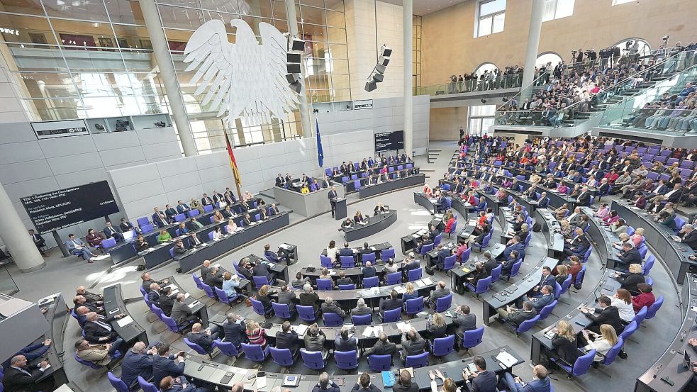 Aus den Fraktionen von Union, SPD und Grünen stimmten drei Abgeordnete mit Nein. Foto: Michael Kappeler/dpa