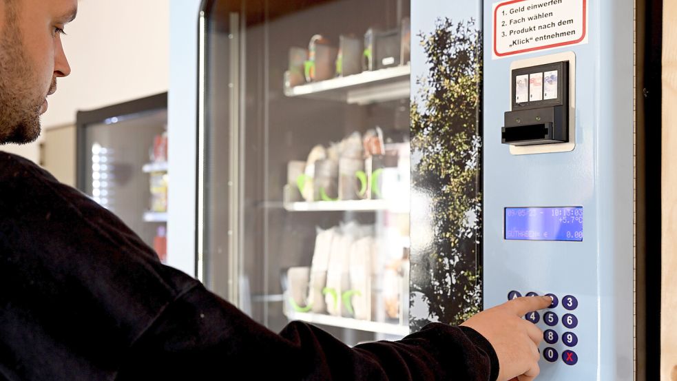 Automatenshops werden auch in Ostfriesland immer beliebter. Bisher ist jedoch nicht klar geregelt, wie lange sie an Sonn- und Feiertagen öffnen dürfen. Foto: Bayer/DPA