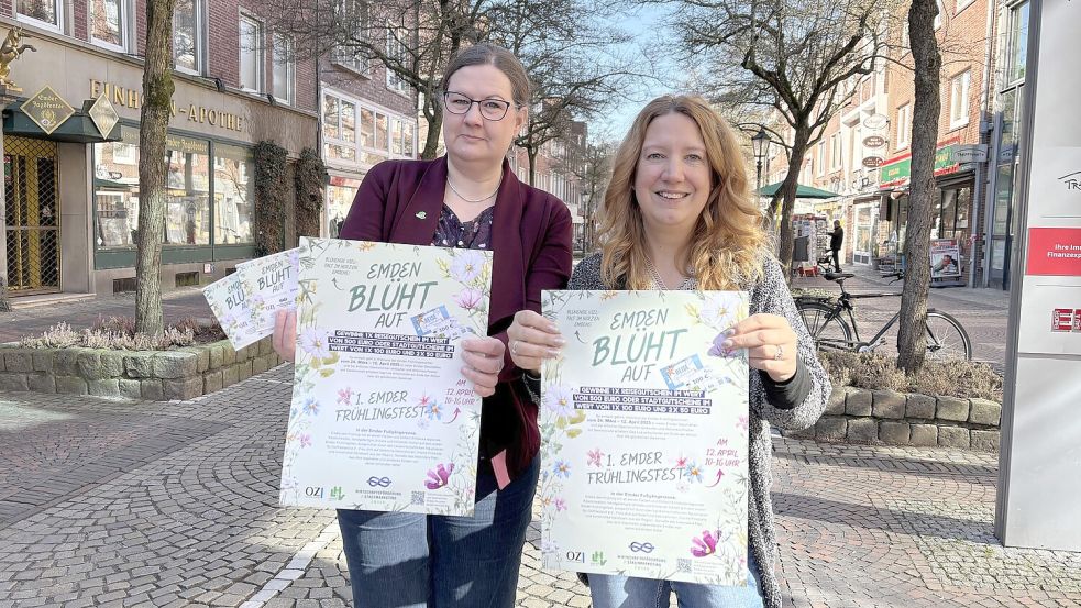 Maren Ziegler (links) vom Landwirtschaftlichen Hauptverein für Ostfriesland und Innenstadtkoordinatorin Julia Kruse stellten das Programm für das erste Frühlingsfest in Emden vor. Foto: Hanssen