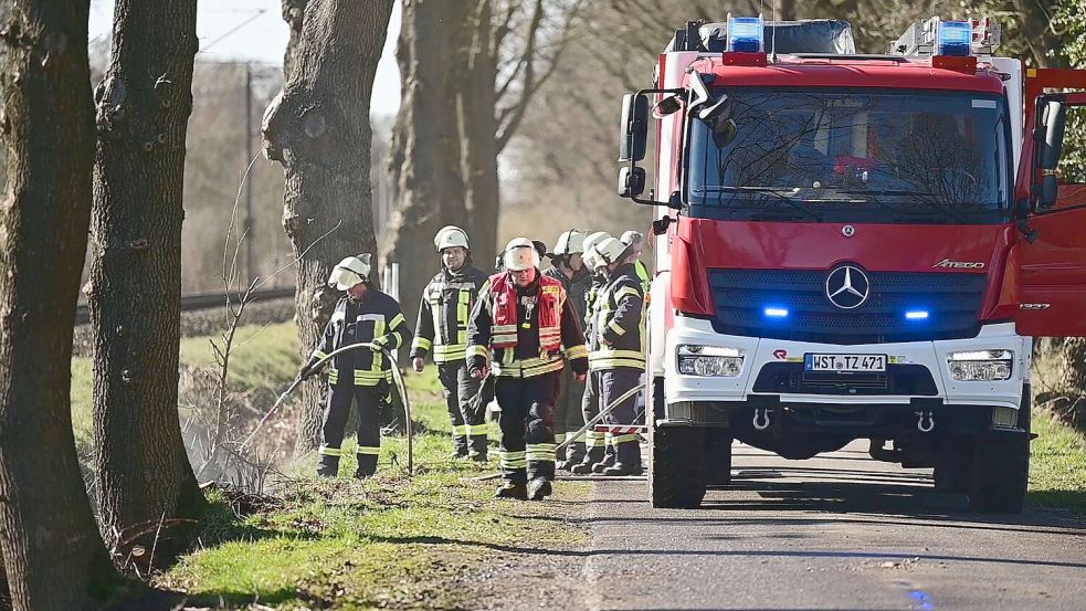 Die Feuerwehr war am Dienstag im Bereich Apen gefordert. Mehrere Flächenbrände legten den Zugverkehr lahm. Foto: NonstopNews