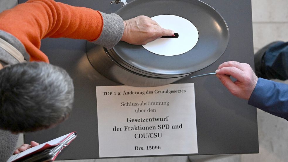 Abgeordnete stimmen im Bundestag namentlich über die Grundgesetzänderung ab. Foto: von Jutrczenka/dpa