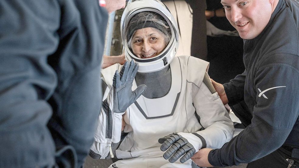 Lächelnd, winkend und mit hochgestreckten Daumen: Astronautin Suni Williams bei ihrer Rückkehr. Foto: AFP/Nasa/Keegan Barber