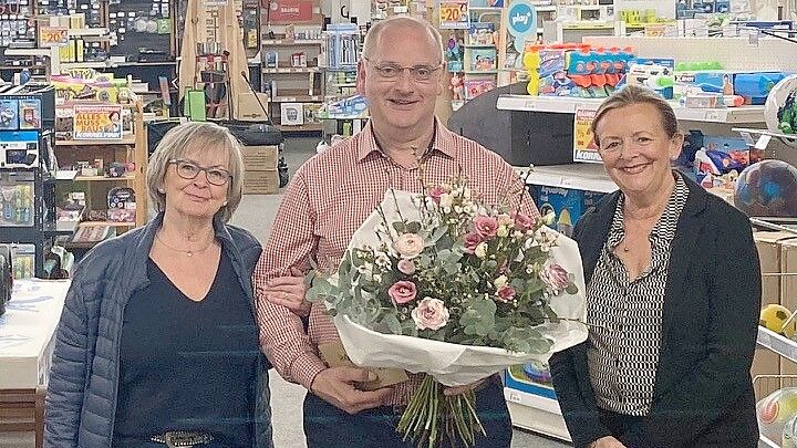 Die Korrelvink-Töchter Wera Ley (links) und Inge Vogt bedankten sich bei dem langjährigen Mitarbeiter Holger Niestroj für dessen Einsatz. Foto: privat