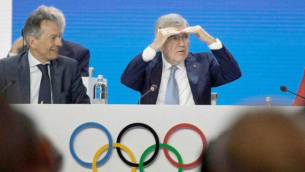 Sucht seinen Nachfolger: IOC-Präsident Thomas Bach (r). Foto: Thanassis Stavrakis/AP/dpa