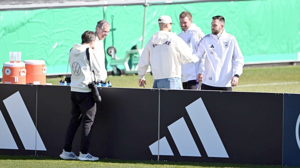 Niclas Füllkrug kam beim Training der Nationalmannschaft vorbei. Foto: Federico Gambarini/dpa