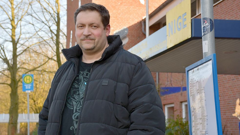 Nach Feierabend wartet Ronny Schiche auf den Schulbus, der ihn von Esens nach Moorweg bringen soll. Foto: Ullrich