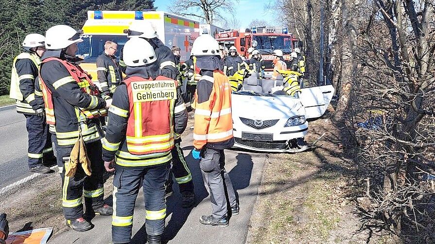 Die 19-jährige Autofahrerin fuhr gegen einen Baum. Foto: Freiwillige Feuerwehr Gehlenberg