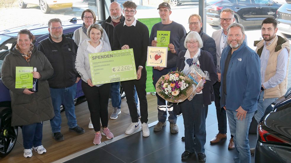 Offizieller Akt: Die Auricher Autohändler haben den drei Gewinnern die Preise aus dem Autotag-Gewinnspiel übergeben. Mit dabei Vertreter des Vereins Herzkinder Ostfrieslands, die sich jeweils über eine 100-Euro-Spende der Autohäuser freuen können. Foto: Romuald Banik