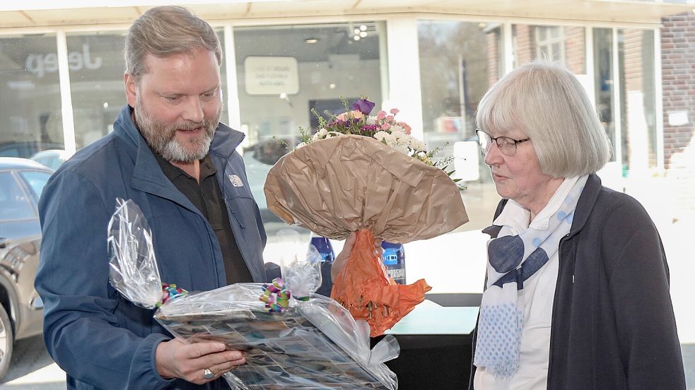 Glückwunsch zum zweiten Preis: ON-Verlagsleiter Udo Hippen übergibt Barbara Jürgens aus Emden im Namen der ON und OZ einen 500-Euro-Reisegutschein von Lighthouse Travel. Foto: Romuald Banik