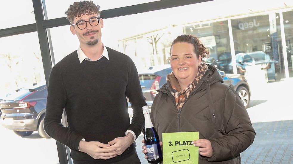 Glückwunsch zum dritten Preis: Aus den Händen von Autotag-Hauptorganisator Kris Stubbe bekommt Nadine Schoolmann einen 350-Euro-Veranstaltungsgutschein. Foto: Romuald Banik