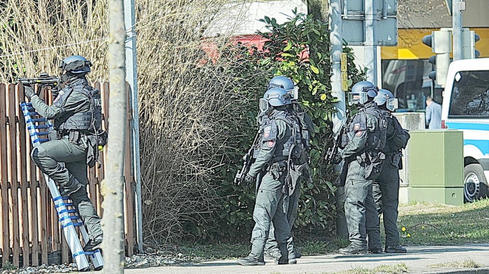 Schwer bewaffnete Polizisten waren am Donnerstag nahe der Spier-Kreuzung in Leer im Einsatz. Foto: Wolters