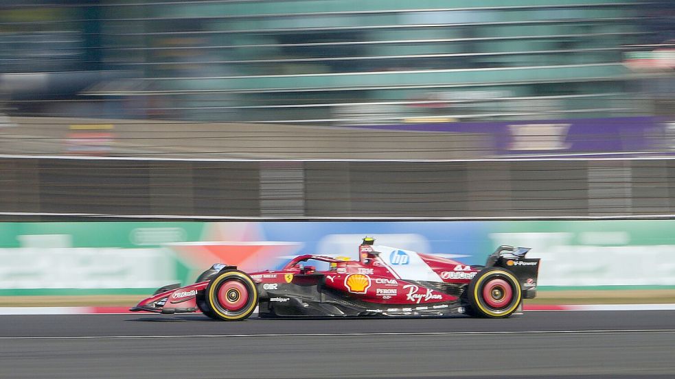 Lewis Hamilton überraschte mit seinem ersten Erfolgserlebnis für Ferrari. Foto: Andy Wong/AP/dpa