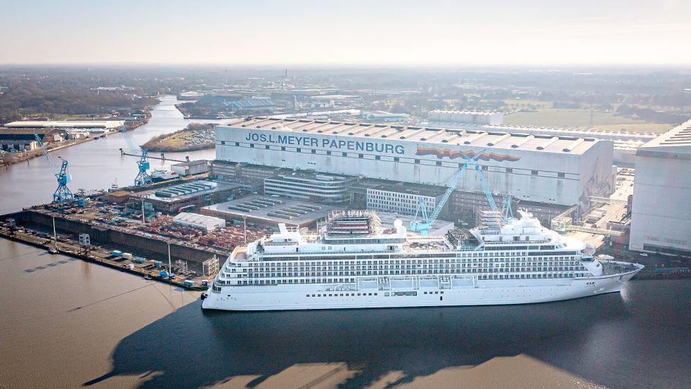 Blick auf die Meyer Werft Papenburg mit dem vor kurzem überführten Kreuzfahrtschiff „Asuka III“. Foto: Sina Schuldt/dpa