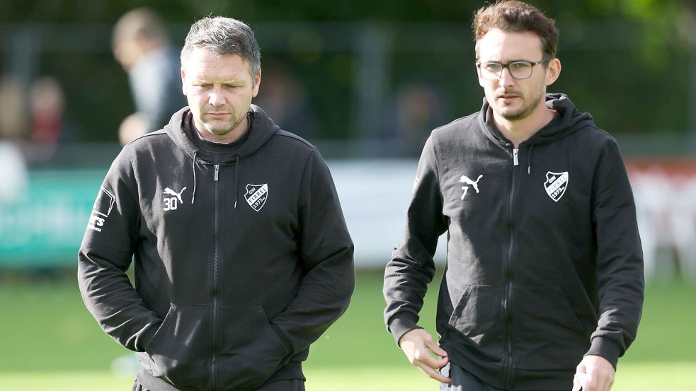 Das Firrel-Trainerteam um Bernd Grotlüschen und Julian Bennert will nach sechs sieglosen Spielen nun endlich wieder in der Landesliga gewinnen. Foto: Doden