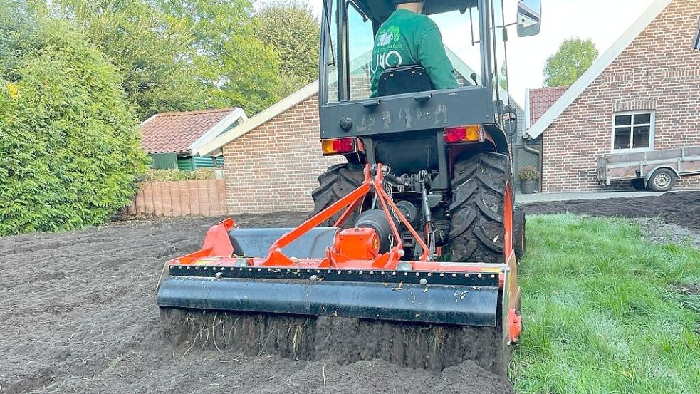 Die Gartenneuanlage wird mit modernem Gerät schnell und gründlich erledigt.