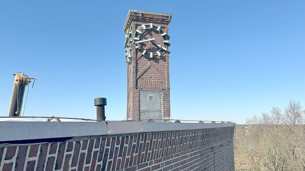 Der Glockenturm vom Dach der Herrentorschule. Foto: Dinkgräve