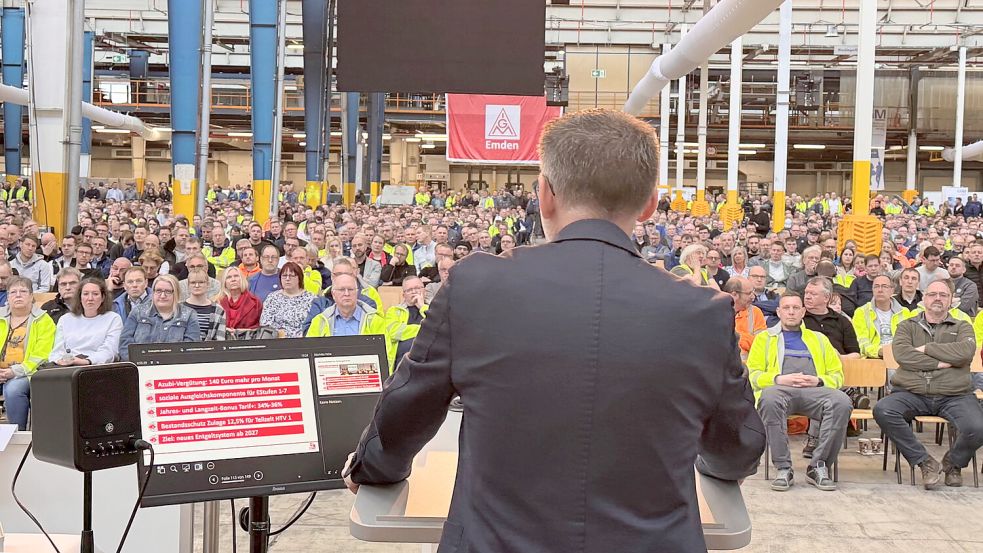 Betriebsratsvorsitzender Manfred Wulff sprach in Halle 1a zu den Kollegen. Foto: VW-Betriebsrat