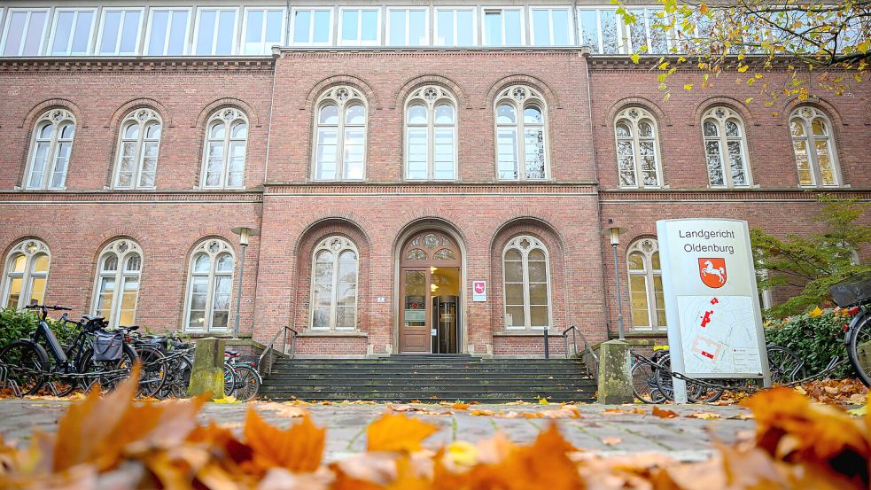 Der 34-jährige Altenpfleger wurde in der Großen Strafkammer am Landgericht Oldenburg wegen gewaltsamer sexueller Nötigung verurteilt. Foto: dpa/Sina Schuldt