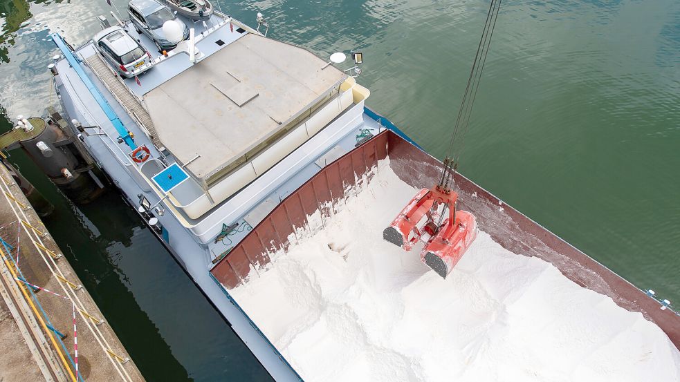 Eine der Salzproduktionsstätten der Firma Nobian liegt in Delfzijl. Von dort aus wird das Salz unter anderem in Schiffe verladen. Foto: Studio Dijkgraaf/Nobian