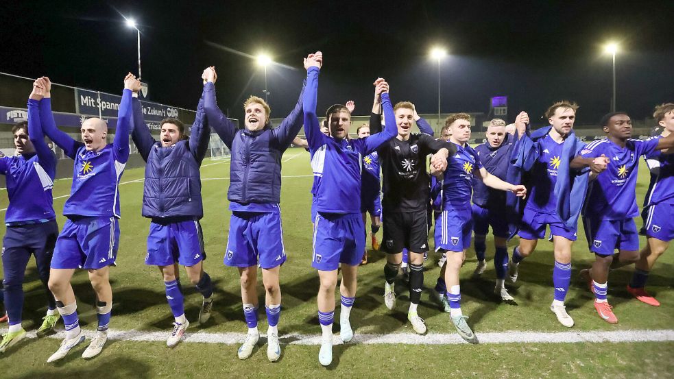 Kickers Emden ließ sich nach dem klaren Sieg von den Fans feiern. Foto: Doden, Emden