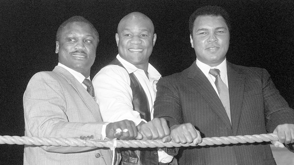 George Foreman zwischen Frazier und Ali. Foto: Pa Photos/PA Wire/dpa