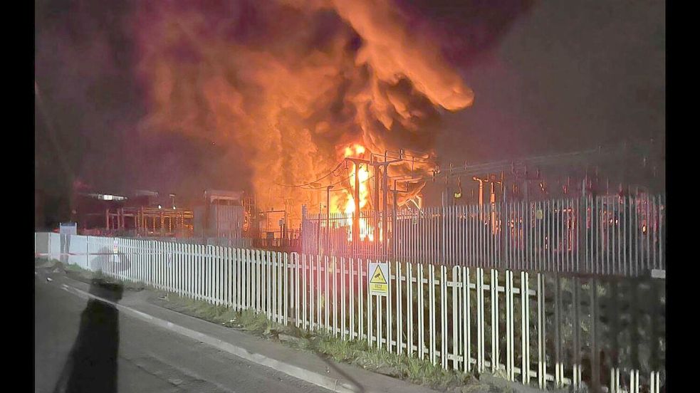 Ein Brand in einem Umspannwerk in der Nacht auf Freitag hatte zu der Flughafenschließung geführt. Foto: London Fire Brigade/London Fire Brigade/AP/dpa