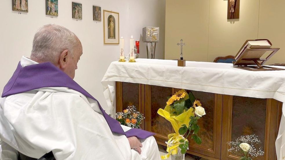 Das einzige Foto, das bisher aus dem Krankenhaus veröffentlicht wurde. (Archivbild) Foto: Uncredited/Vatican Press Hall/AP/dpa