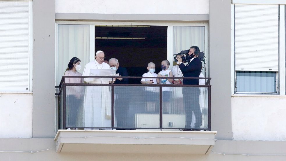 Auf den Balkon wird Franziskus - hier nach einer Operation im Jahr 2021 - nach Medienberichten eher nicht kommen. (Archivbild) Foto: Europa Press/EUROPA PRESS/dpa