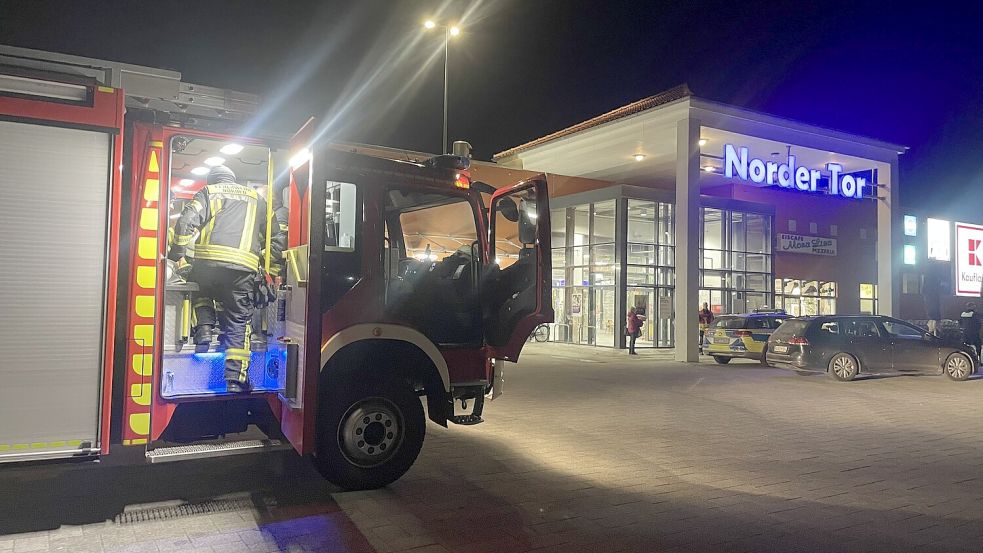 Feuerwehreinsatz am Norder Tor. Das Einkaufszentrum musste am Freitagabend evakuiert werden. Foto: Feuerwehr Norden