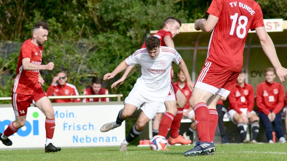 Timo Mansholt (weißes Trikot) erzielte in Bunde kurz nach der Pause das 2:1-Anschlusstor für TuRa Westrhauderfehn. Foto: Damm/Archiv