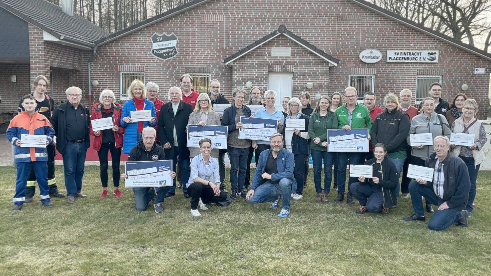 Vertreter von 16 Vereinen bekamen insgesamt 56.000 Euro von Jens Coordes (Neunter von rechts) überreicht. Das Geld stammt aus dem Erlös der Lotterie „Goldene 7“. Foto: Lasse Paulsen