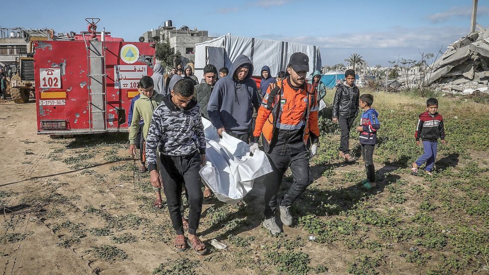 Palästinenser tragen im Gazastreifen eine Leiche. Foto: Abed Rahim Khatib/dpa