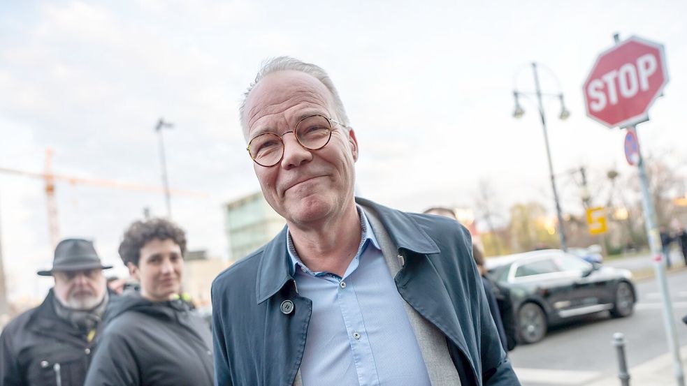 Zumindest die Stimmung scheint gut. SPD-Generalsekretär Matthias Miersch auf dem Weg zur ersten Runde der Koalitionsverhandlungen. (Archivfoto) Foto: Michael Kappeler/dpa