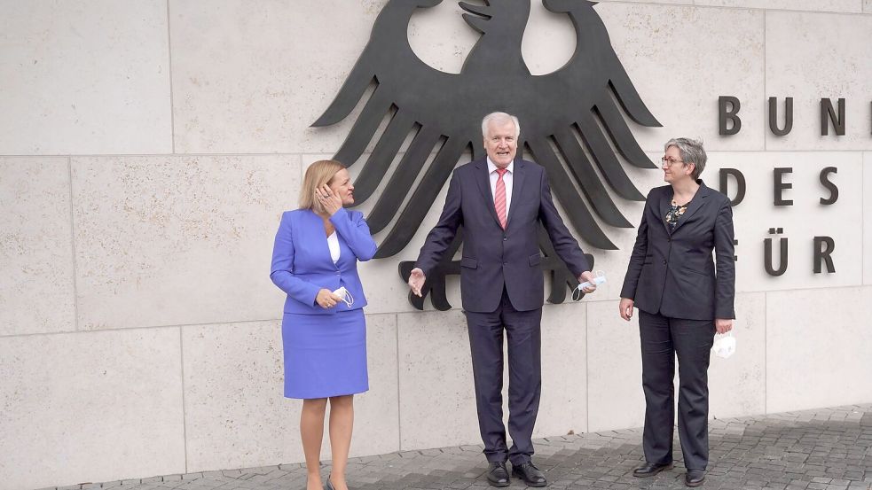 Horst Seehofer (CSU) war als Bundesinnenminister auch für Bau zuständig. Am 8. Dezember 2021 übergab er das Amt an zwei Politikerinnen der SPD. Nancy Faeser wurde Bundesinnenministerin. Klara Geywitz übernahm das neu geschaffene Bauministerium. (Archivfoto) Foto: Jörg Carstensen/dpa