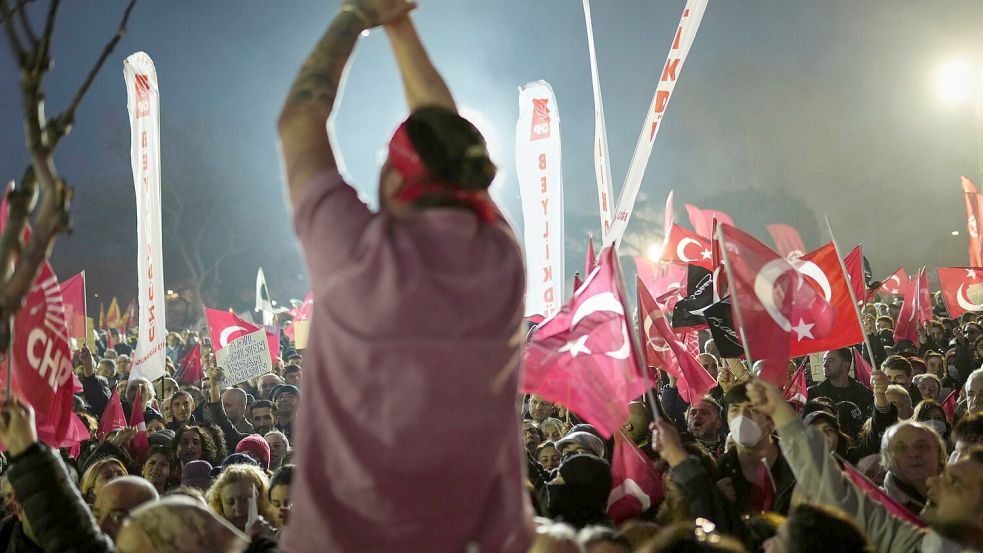 Seit Mittwoch gehen Türkinnen und Türken auf die Straße. (Archivbild) Foto: Francisco Seco/AP/dpa