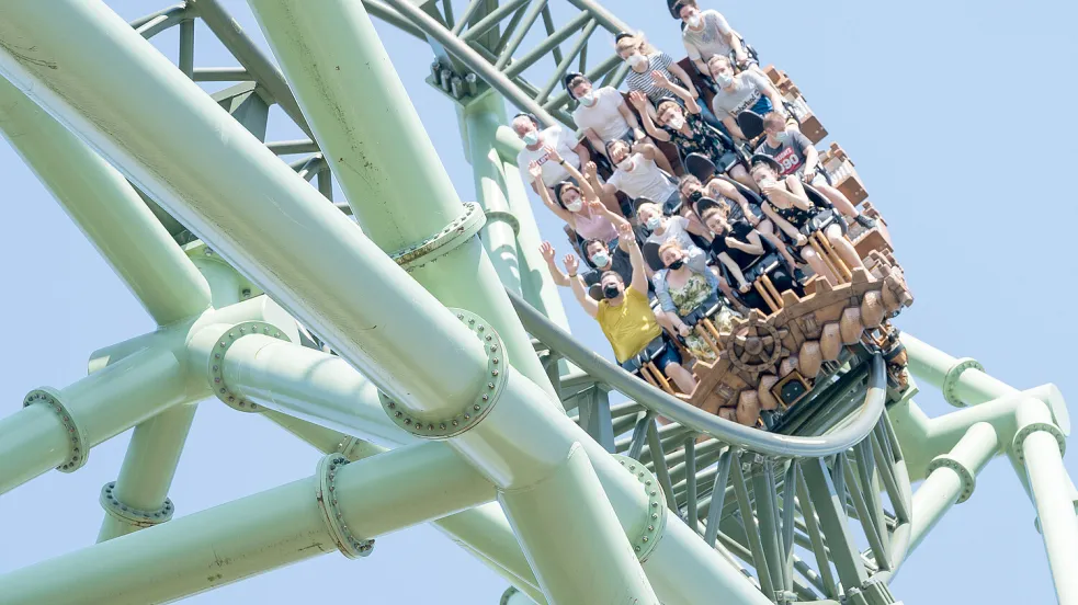 Für Adrenalin-Junkies: Der Hansa Park in Sierksdorf ist einer der größten Freizeitparks in Deutschland. Foto: IMAGO/Chris Emil Janßen