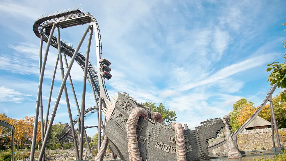 Der Heide Park Soltau in Niedersachsen hat spektakuläre Attraktionen wie eine Loopingbahn oder eine große Holz-Achterbahn zu bieten. Foto: dpa/Heide-Park Soltau GmbH