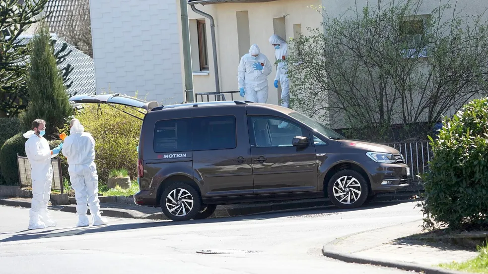 Bei den Toten handelt es sich um eine dreiköpfige Familie. Foto: Thomas Frey/dpa