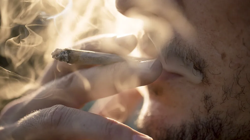 Das Cannabis-Gesetz zeigt Schwächen: NRW-Innenminister Reul hält die Legalisierung für gescheitert. Foto: Imago/Westend61