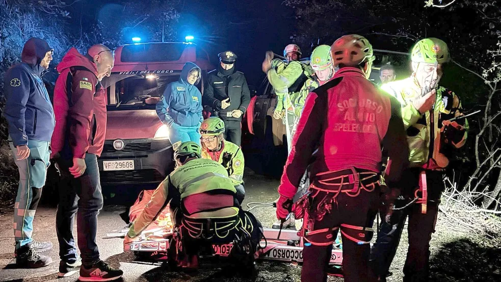Rettungskräfte arbeiten an der Absturzstelle. Foto: Alessandro Garofalo/undefined/LaPresse/AP/dpa
