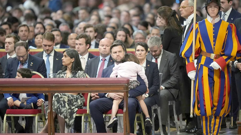 Mit der Tochter auf dem Schoß besuchte JD Vance einen Gottesdienst im Petersdom. Foto: Alessandra Tarantino/AP/dpa