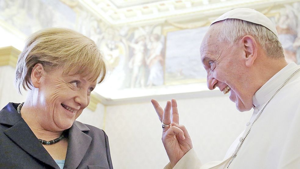 „Unbeirrbar lagen ihm in seinem zwölfjährigen Pontifikat ganz besonders diejenigen am Herzen, die ihre Stimme nicht selbst erheben konnten“, teilte die frühere Bundeskanzlerin Angela Merkel mit. Foto: Gregorio Borgia / Pool/ANSA POOL/dpa