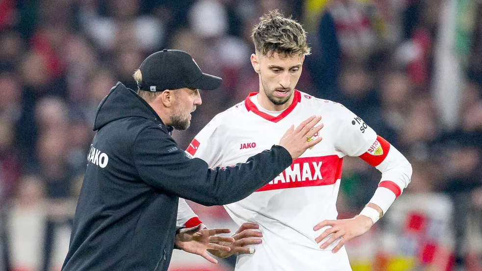 VfB-Trainer Sebastian Hoeneß suchte das Gespräch mit seinem Kapitän Atakan Karazor. Foto: Tom Weller/dpa