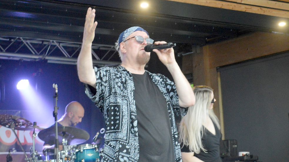 Auf dem Marktplatz in Rhauderfehn wurde Sonnabendnacht gerockt. Sonic & Smoke brachte die Menge zum Beben. Foto: Holger Weers