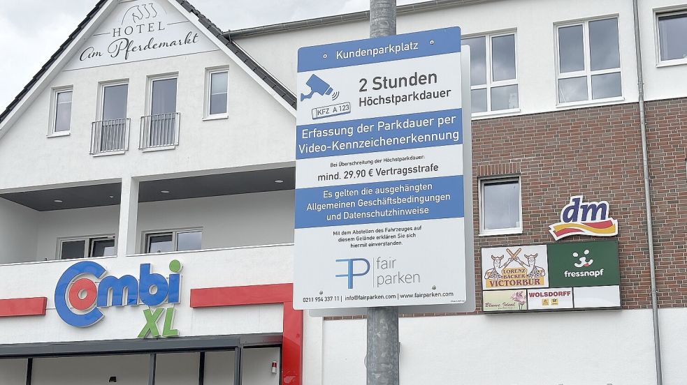 Am Einkaufscenter am Pferdemarkt gelten neue Parkregeln. Die Höchstparkdauer beträgt zwar noch immer zwei Stunden, die Vertragsstrafe 29,90 Euro. Aber erfasst wird die Parkdauer nun per Kamera. Foto: Eva van Loh